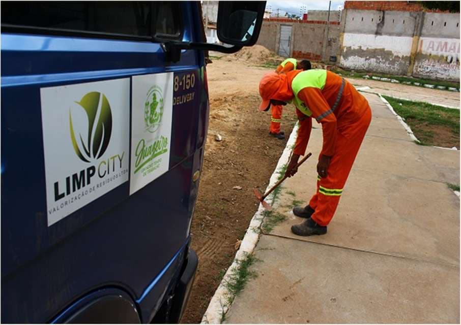 Van com o logotipo da Limp City estacionada, com um agente de limpeza fazendo a coleta manual de resíduos na calçada