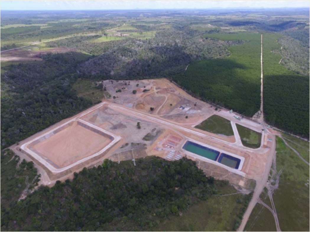 Vista aérea da CTVR Costa do Descobrimento, em Santa Cruz de Cabrália, mostrando células de aterro e lagoas de tratamento