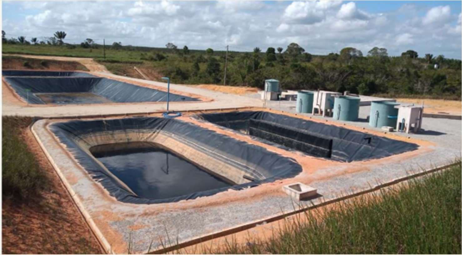 Lagoas impermeabilizadas de tratamento de efluente (chorume) da CTVR, com tanques de apoio ao fundo
